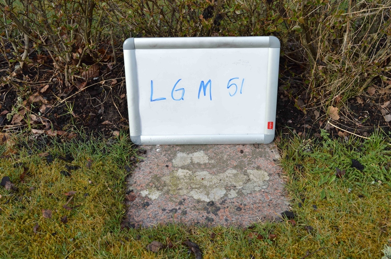 Grave number: LG M    51