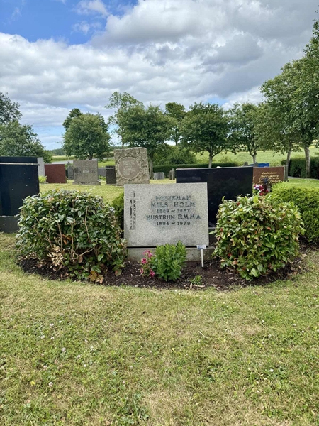 Grave number: FÅ D 143, 144, 145
