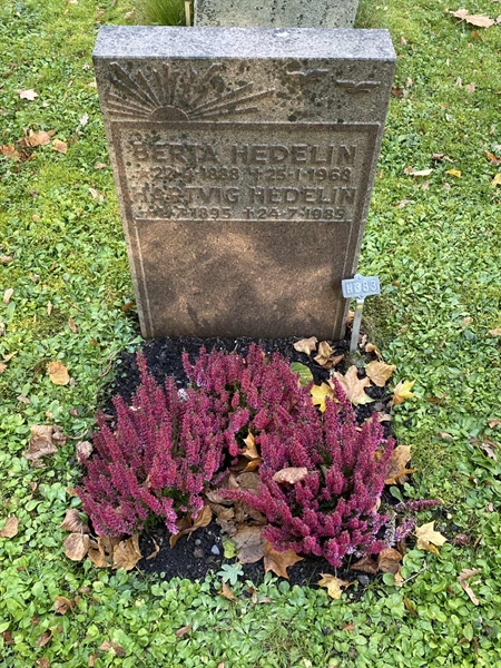 Grave number: 1 H   383