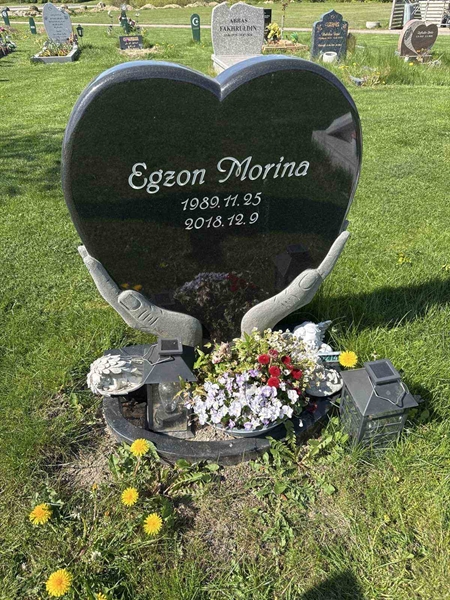 Grave number: R 05M 214