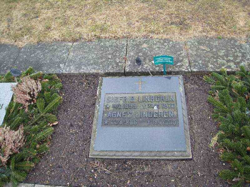 Grave number: NK Urn XVII    63