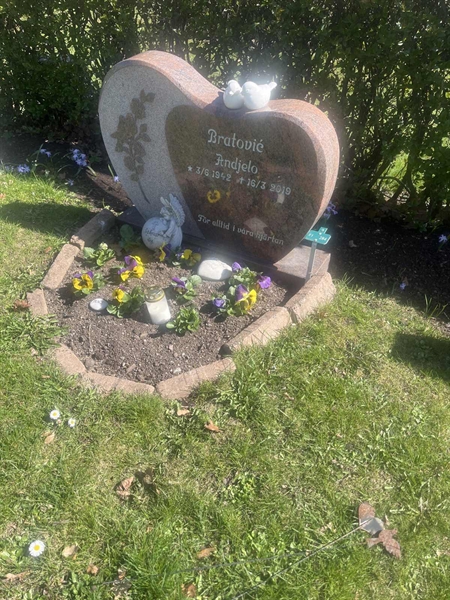 Grave number: 1 3 F1 284