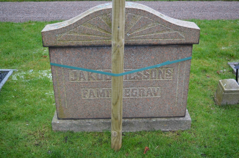 Grave number: TR 3    32