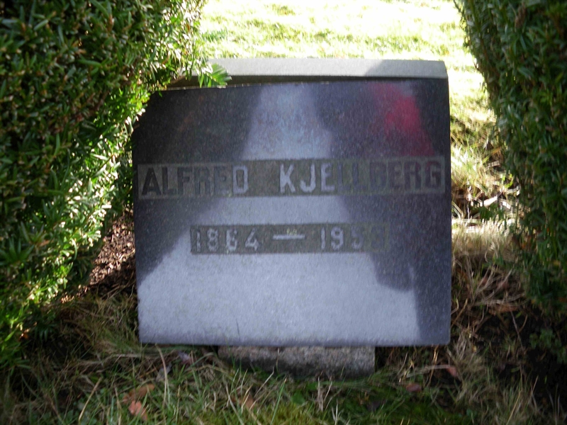 Grave number: HÖB NA04    25