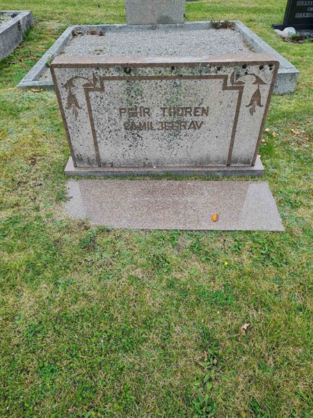 Grave number: F 04   212, 213