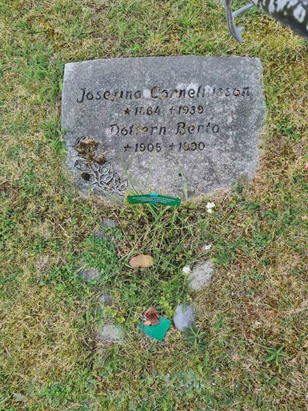 Grave number: F 02   110