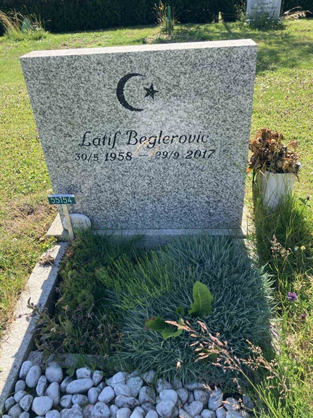 Grave number: R 05M 157, 158