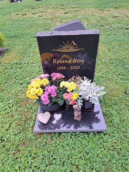 Grave number: 2 N  2700