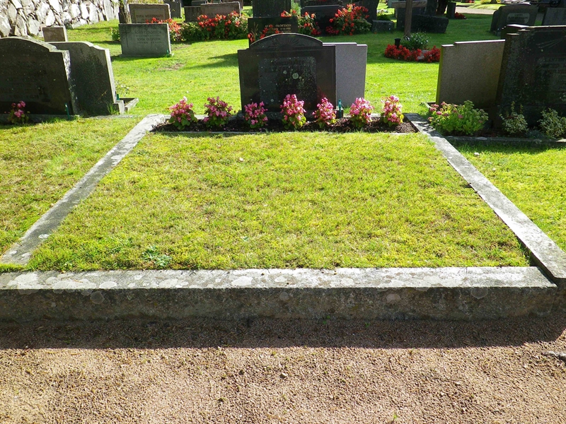 Grave number: VI B     6, 7