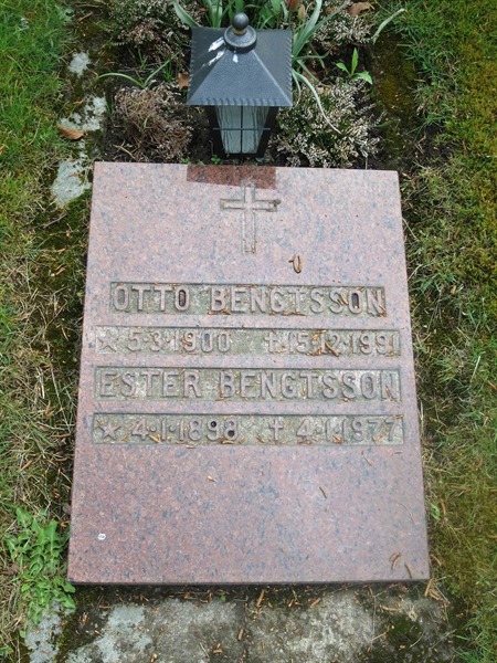 Grave number: HÖB N.UR    53
