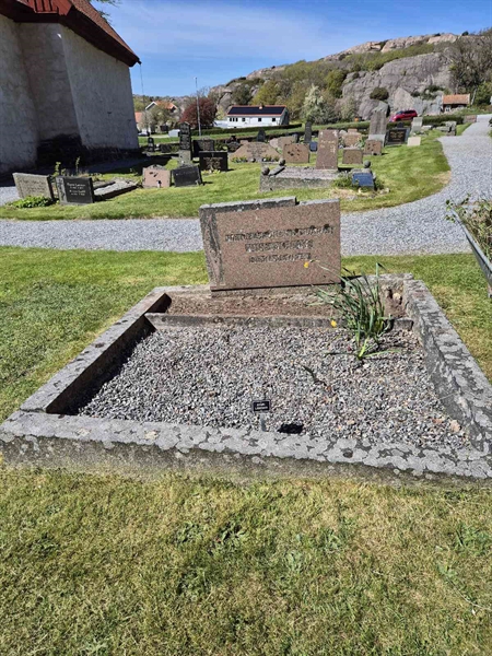 Grave number: SG 02 106, 107