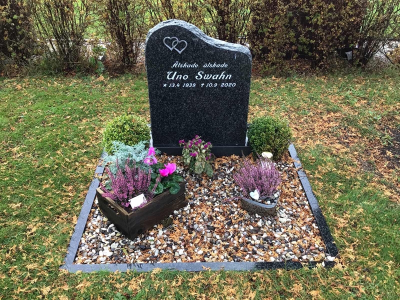 Grave number: LM 4 104  001