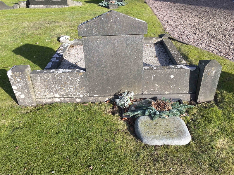 Grave number: 2 A   007