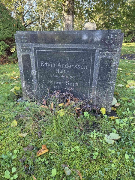 Grave number: Ö A A   109-110