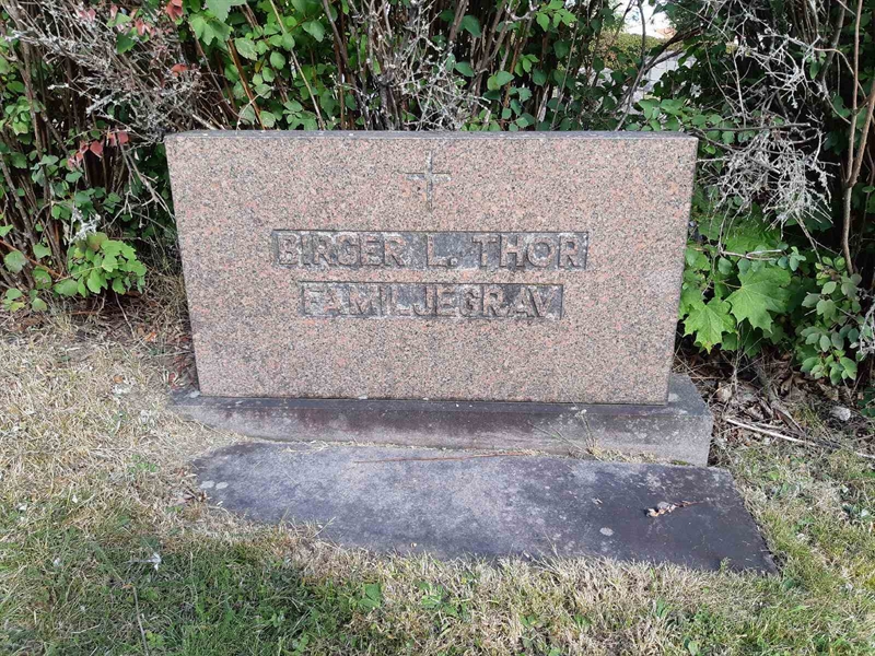 Grave number: 02 05    47-48