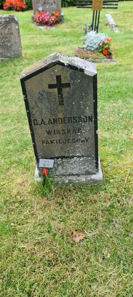 Grave number: M V  141, 142