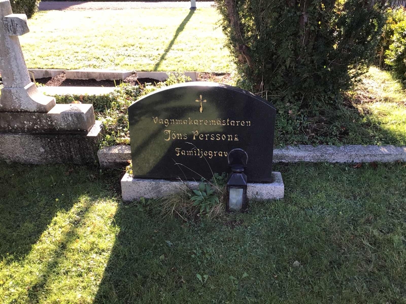 Grave number: LM 1 02  006