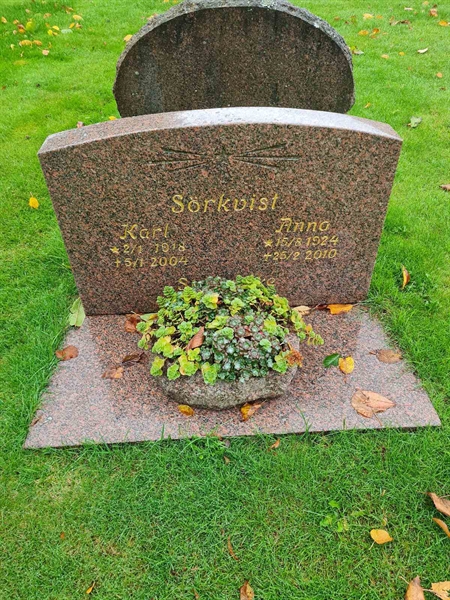 Grave number: K2 02   143, 144