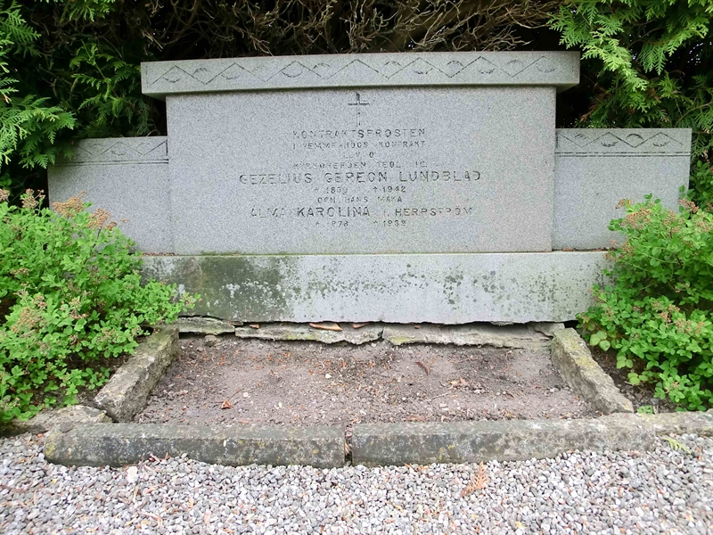 Grave number: KÄ F 108-111