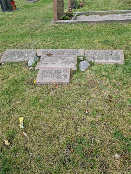 Grave number: F 04   147, 148, 149