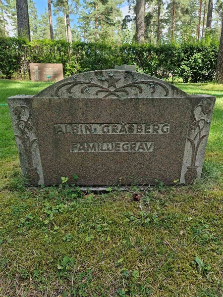 Grave number: 1 KV.4   131-133