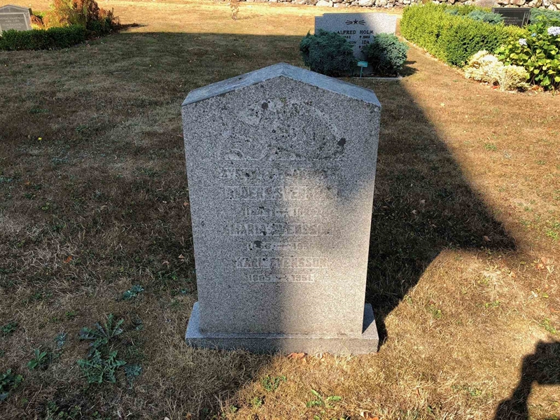 Grave number: Ko 01    82, 83, 84