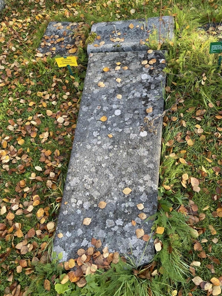 Grave number: UN E   196, 197