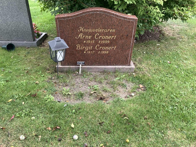 Grave number: R 02   526, 527