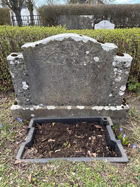 Grave number: LO 82
