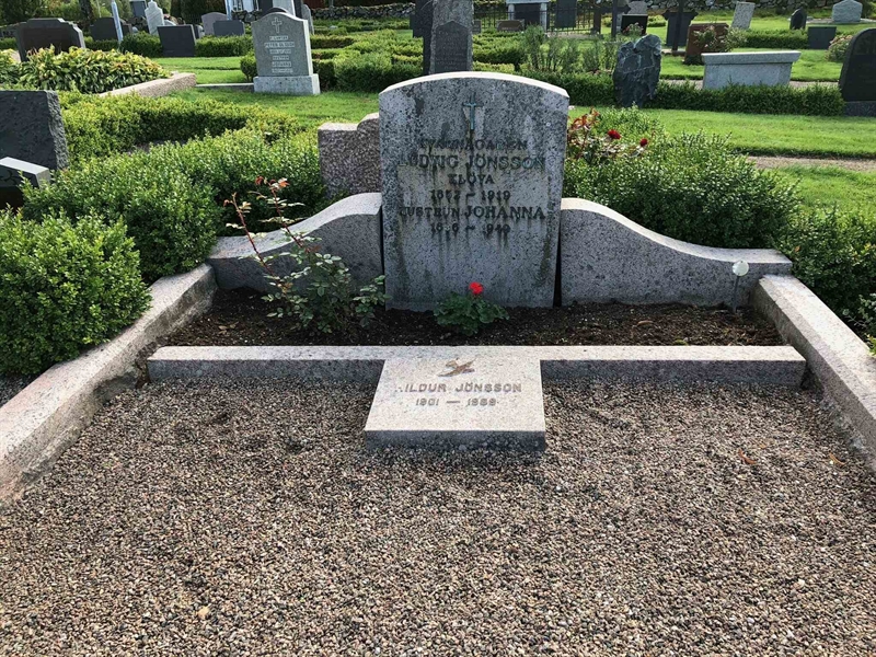 Grave number: SK 03    16, 17