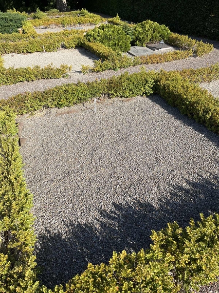 Grave number: NK E 103-104