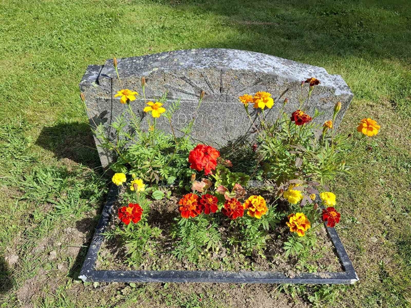 Grave number: 001 2   837