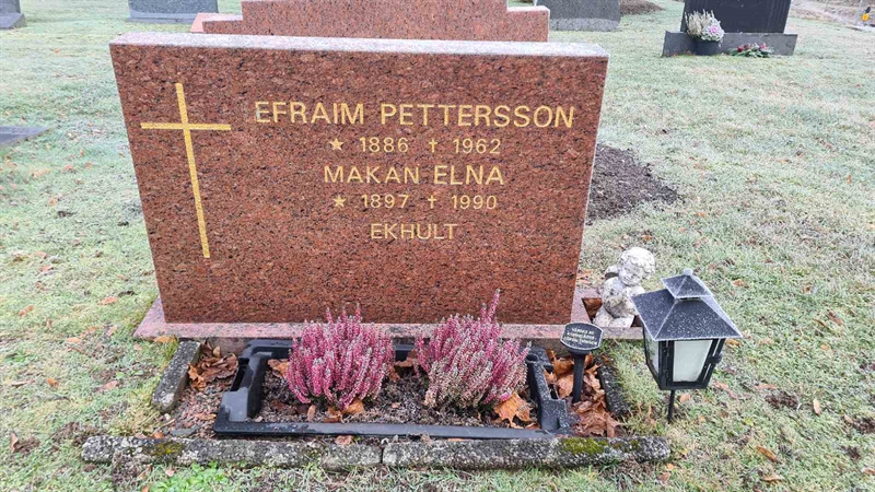 Grave number: M G 14 82-83