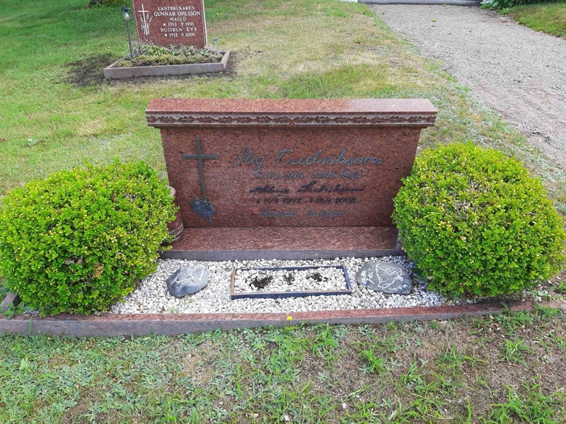 Grave number: M1 R    27, 28