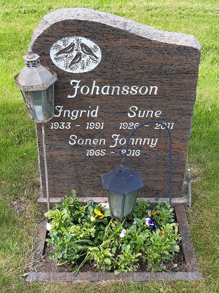 Grave number: KA 12    18