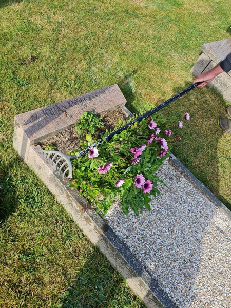 Grave number: F 02    24