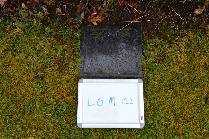Grave number: LG M   122
