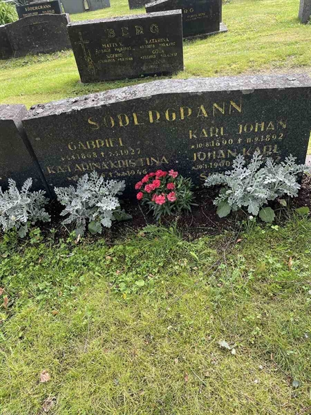 Grave number: N 4 2   297-298