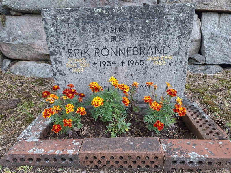 Grave number: 001 2   944