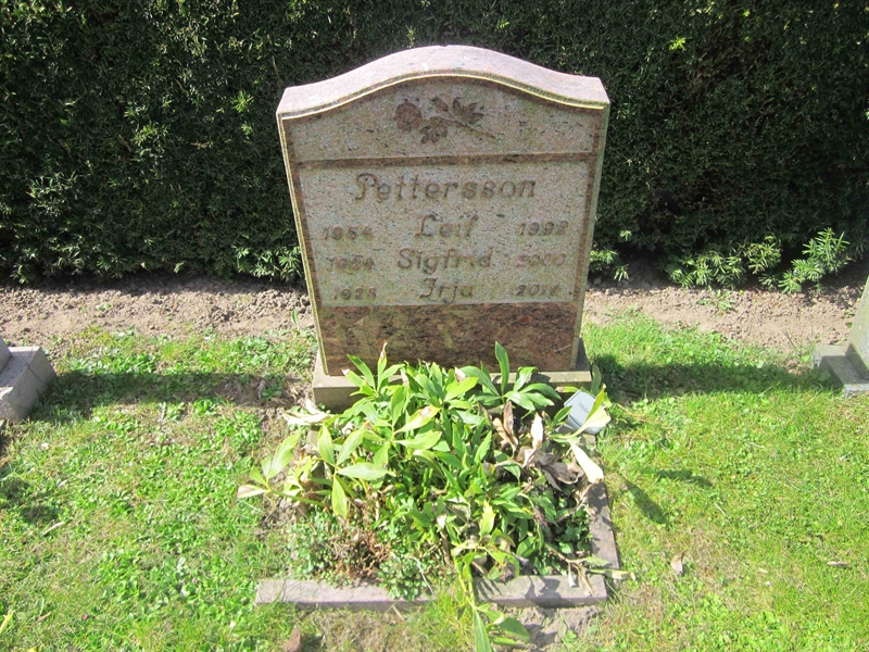 Grave number: 04 D   98