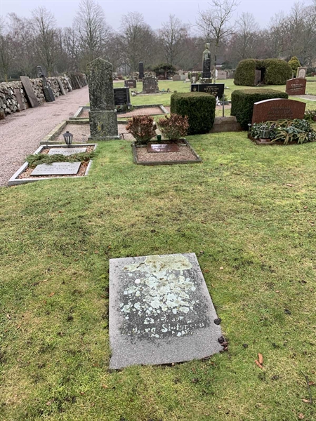 Grave number: SÖ B    40, 41, 42