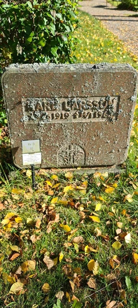 Grave number: M D   82