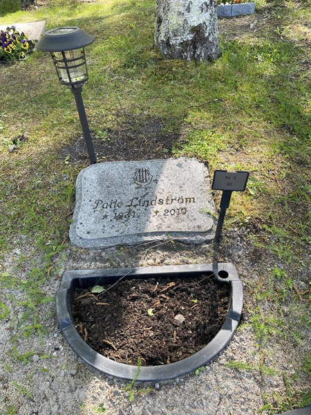 Grave number: R 5    60