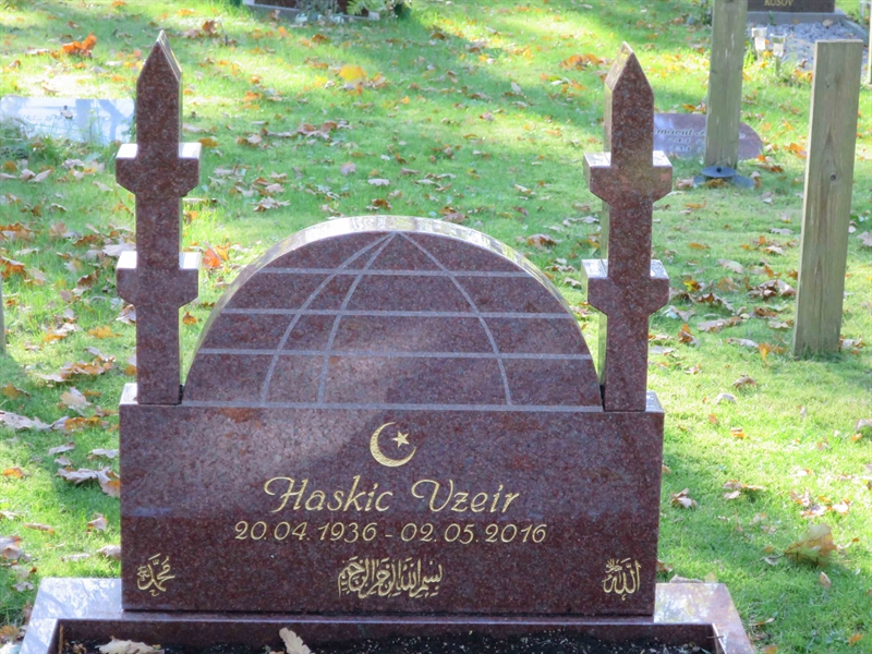 Grave number: HNB VII   129, 130