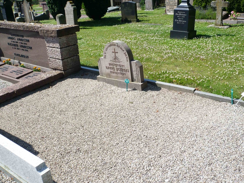 Grave number: 1 4    77