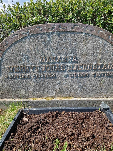 Grave number: 1 08 1209, 1210, 1211
