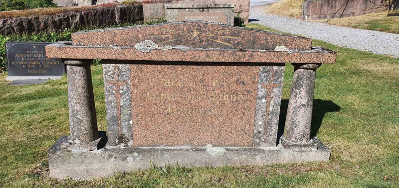 Grave number: SG 01     9, 10