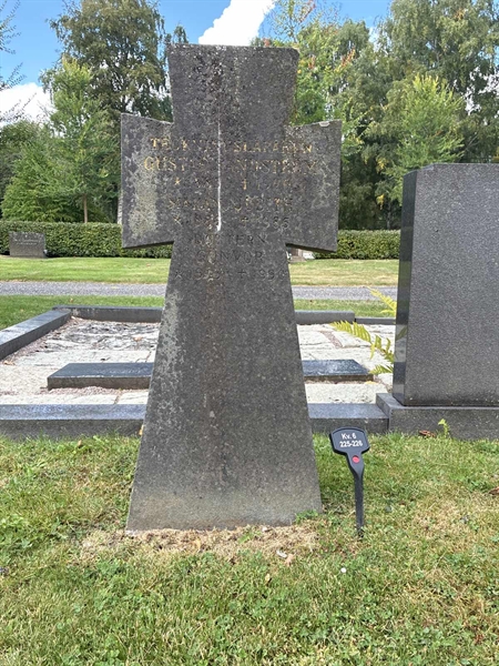 Grave number: 33 6   225-226