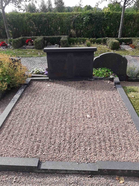 Grave number: TÖ 2    37