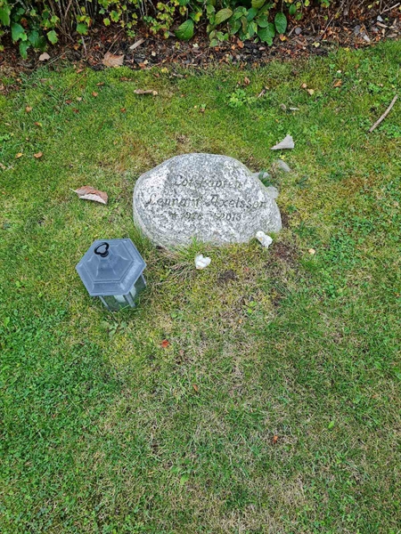 Grave number: F 05   132, 133